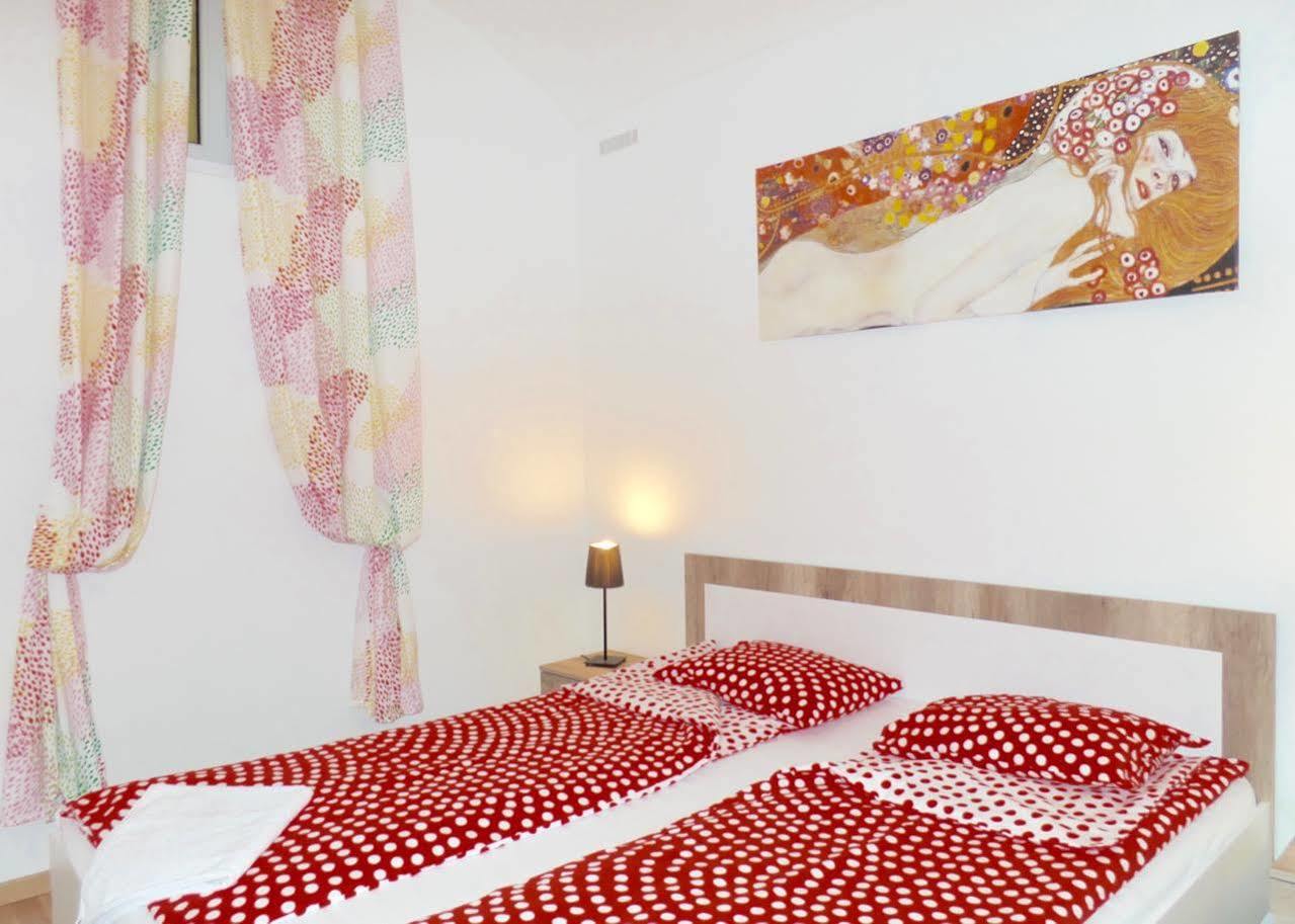 Old Town Apartments Прага Экстерьер фото